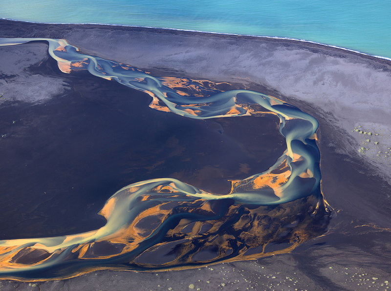 Illustration for article titled Absolutely Stunning Examples Of Lakes And Rivers With Unearthly Colors